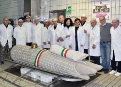 Il Super Zampone, il protagonista della Sagra dello Zampone a Castelnuovo Rangone - © zampone.com