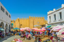 Il suq alla porta Bab Jebli a Sfax, Tunisia. Non è una delle mete turistiche per chi si reca in questa cittadina ma sicuramente rappresenta uno spaccato reale della vita quotidiana dei ...