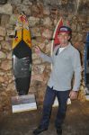 Il surfista Marcianò al Museo del Faro a fianco della tavola del record, Nazaré (Portogallo). 
