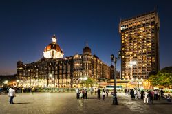 Il Taj Mahal Palace Hotel a Mumbai, India, by night. Questo lussuoso hotel a cinque stelle è composto da due strutture, il Taj Mahal Palace e la Torre, costruite in tempi diverse e con ...