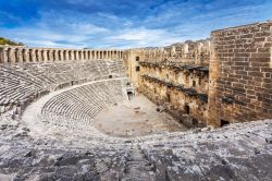 Il teatro dell'antica città di Aspendos, Turchia. Costruito dall'architetto greco Zenon, venne più volte riparato dai turchi selgiuchidi che lo utilizzarono come caravanserraglio. ...