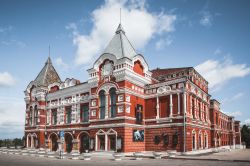 Il Teatro Drammatico della città di Samara, Russia. Costruito in stile barocco russo, questo edificio è uno dei più belli del centro storico - © Mindscape studio / ...