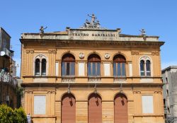 Il Teatro Garibaldi di Piazza Armerina, Sicilia. Edificato a est a ridosso del muro di cinta trecentesco di fronte alla chiesa di Santo Stefano, il teatro di Piazza Armerina risale al XVIII° ...