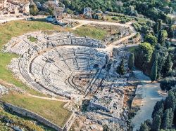 Il teatro greco di Siracusa visto dall'alto, Sicilia.
