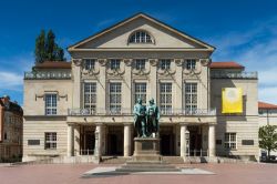 Il Teatro Nazionale di Weimar, Germania, con il monumento a Goethe e Schiller.

