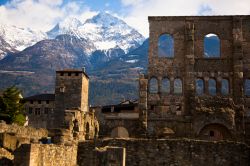 Il Teatro Romano di Aosta, le Alpi innevate sullo sfondo.