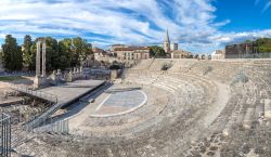 Il Teatro Romano di Arles in Provenza fotografato in estate