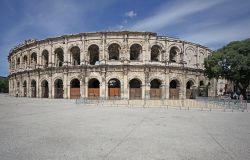 Il teatro romano di Orange, Vaucluse, Francia. Segue los chema tradizionale del teatro romano con i gradini della cavea disposti a semicerchio attorno all'orchestra.
