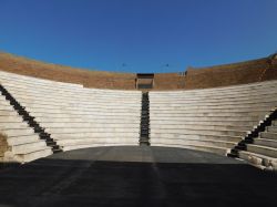 Il teatro romano Odeon a Patrasso, Grecia: utilizzato per eventi musicali, è perfettamente conservato. Qui, gli spalti in cui sedeva il pubblico e il palco.

