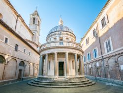 Il tempietto del Bramante a San Pietro in Montorio, Roma (Lazio). Considerato uno degli esempi più interessanti di architettura rinascimentale, questa piccola costruzione religiosa a ...