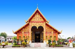 Il tempio buddhista Wat Jed Yod nella città di Chiang Rai City, Thailandia. Questo grande monastero, in cui vivono e studiano i monaci, venne fondato da Tilokarat, re del Regno Lanna ...