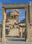 Il Tempio Capitolino di Dougga, Tunisia. Fu eretto all'epoca dell'imperatore Marco Aurelio nel 166/167 d.C. Il tempio è dedicato a Giove, Giunone e Minerva. 
