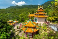 Il tempio cinese di Kuan yin sull'alto della baia di Chaloklum Bay a Koh Pha Ngan, Thailandia. E' uno dei luoghi di meditazione e di fede più frequentati di quest'isola.
 ...