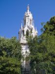 Il Tempio del Calvario a Molfetta, Puglia. Situato in piazza Garibaldi, di fronte alla villa comunale, questo edificio a forma di guglia gotica è stato costruito nel 1856 in pietra locale ...