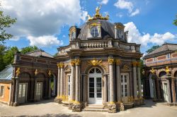 Il Tempio del Sole nel Nuovo Palazzo dell'Eremitage a Bayreuth, Baviera, Germania. Sulla cupola dell'edificio è stata installata una meravigliosa statua di Apollo sul carro del ...