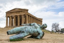 Il tempio della Concordia e la Statua di Icaro caduto nella Valle dei Templi di Agrigento