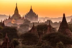 Il tempio di Ananda al crepuscolo, Bagan, Myanmar. Costruita per ordine del re Kyanzittha nel 1091, questa pagoda venne dedicata a Ananda, cugino e discepolo del Buddha. Lo stile architettonico ...