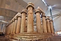 Il Tempio di Apollo Epicurio nella regione di Messenia, Peloponneso, Grecia. Inserito fra i patrimoni dell'umanità dell'Unesco, venne costruito da Ictino nei pressi dell'Acropoli ...
