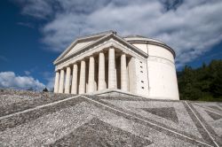 Il Tempio di Canova: qui è sepolto il corpo di Antonio Canova, il celebre scultore del 18° secolo, originario di Possagno in provincia di Treviso. Il cuore dell'artista è ...