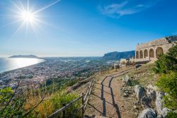 Il tempio di Jupiter Anxur a Terracina e la costa ...