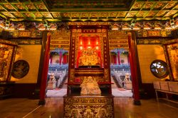 Il tempio di Leng Noei Yi 2 a Nonthaburi, Thailandia: al suo interno è finemente decorato con statue del Buddha, stucchi e oggetti religiosi - © Bubbers BB / Shutterstock.com