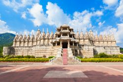 Il tempio di Ranakpur a Udaipur, Rajasthan, India. Oltre che per l'architettura del tempio giainista e per il grande numero di pilastri, questo luogo è famoso per la popolazione di ...