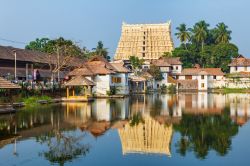 Il tempio di Sri Padmanabhaswamy riflesso nelle acque di uno stagno, Trivandrum, India.