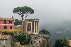 Il tempio di Vesta a Tivoli, Lazio, in una giornata di nebbia. Situato nell'acropoli di Tivoli, questo tempio di epoca romana fu costruito alla fine del II° secolo a.C. da Lucio Gellio. ...