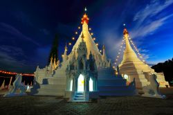 Il tempio di Wat Phra That Doi Kong Mu sulle montagne di Mae Hong Son, nord della Thailandia. In stile birmano, questo luogo sacro dei fedeli buddhisti permette anche di ammirare una vista suggestiva ...