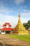 Il tempio di Wat Phra That Jong Soong nel distretto di Mae Sariang, Thailandia. Questa antica pagoda dorata è uno dei monumenti più rappresentativi di questo territorio nella provincia ...
