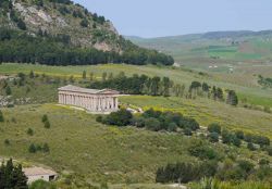 Il Tempio dorico di Segesta vista dall'alto, una delle tante meraviglie archeologiche della Sicilia Occidentale - © Deborah Terrin