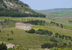 Il Tempio dorico di Segesta vista dall'alto, una delle tante meraviglie archeologiche della Sicilia Occidentale - © Deborah Terrin