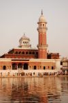 Il Tempio d'Oro nella città di Amritsar, Punjab, India. I sikh lo considerano il tempio più antico e sacro per la loro religione: oltre ad essere un luogo di pellegrinaggio ...