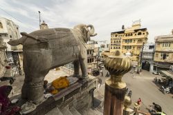 Il tempio Jagdish nella città di Udaipur, Rajasthan, India. Sorge su una terrazza elevata e rappresenta uno dei principali monumenti di Udaipur. Grande attrazione turistica, è ...