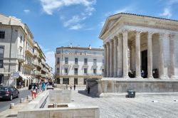 Il tempio romano Maison Carrée a Nimes, Francia: fra i templi antichi emglio cosnervati al mondo, venen costruito fra il 19 e il 16 a.C. da Marco Vipsanio Agrippa e dedicato ai figli ...