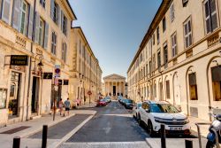 Il tempio romano Maison Carrée visto da una strada del centro di Nimes, Francia - © mehdi33300 / Shutterstock.com