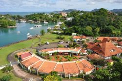 Il terminal delle crociere a Castries, Saint Lucia (Caraibi). Capitale dell'isola di Saint Lucia, questa cittadina è un porto che attrae navi da crociera.
