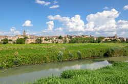 Il territorio di Bevagna, Umbria, Italia. Le prime notizie storiche della città coincidono con la conquista romana dell'Umbria con la battaglia del Sentino avvenuta nel 295 a.C.
 ...