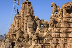 Il tetto del Jain Temple nella città di Jaisalmer, India. A questo splendido complesso religioso si può accedere solo a piedi nudi.

