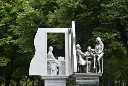 Il Thorbecke Monument di Johan Rudolf Thorbecke a L'Aia, Olanda: è composto da due parti che rappresentano il 19° e il 21° secolo - © Gabriela Beres / Shutterstock.com ...