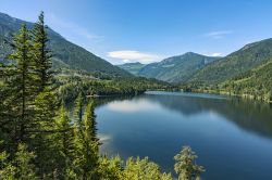 Il Three Valley Lake nei pressi di Revelstoke, British Columbia, in una giornata estiva (Canada).
