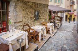 Il tipico ristorante di Cannes, café Da Bouttau, in Costa Azzurra.  Affacciato sulla strada che sale a Le Suquet, questo ristorante venne fondato nel 1860 da Alexandre Bouttau. Fra ...