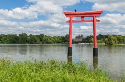 Il Torii, portico giapponese, nel bacino artificiale di Metz sulla Mosella, Francia. E' uno dei più importanti spazi verdi della città.



