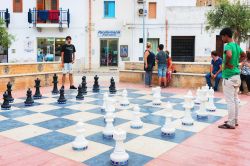 Il torneo estivo degli scacchi giganti a San Vito Lo Capo, Trapani. Si svolge ogni anno in questa graziosa località della Sicilia - © Roman Babakin / Shutterstock.com