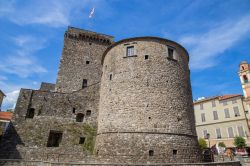 Il torrione del castello di Fieschi a Varese Ligure, provincia di La Spezia - © faber1893 / Shutterstock.com