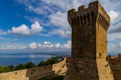 Il torrione del Castello di Populonia sulla costa della Toscana