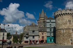 Il torrione del Castello di Vitré e le caratteristiche casette colorate del centro storico - © gary yim / Shutterstock.com