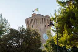 Il torrione del castello svevo di Porto Recanati, nei pressi di Recanati, Marche. La torre principale della fortezza che deve il suo nome a Federico II° di Svevia è uno dei simboli ...