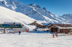 Il Tour Ski Resort a Argentiere, Francia, alla fine di una giornata di sci. E' una stazione invernale del comprensorio dei Grands Montets - © ClimbWhenReady / Shutterstock.com