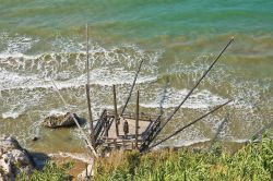 Il Trabucco di Rodi Garganico che separa Cala Camomilla con la Spiaggia del Leone